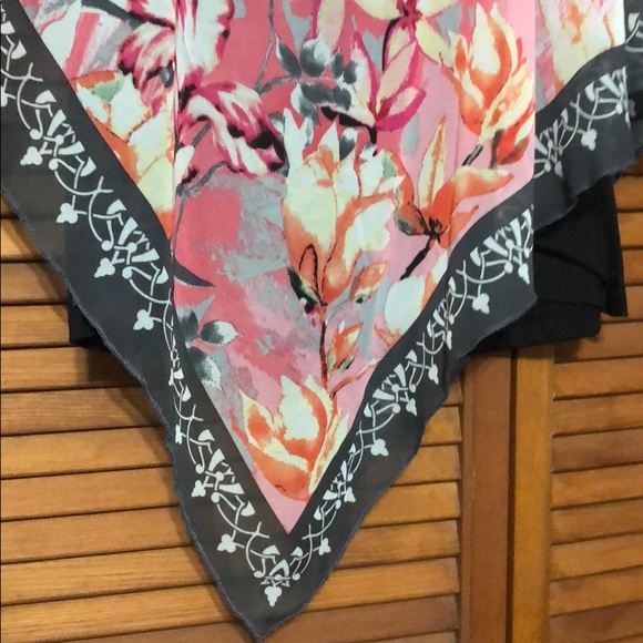 Handkerchief hem top - Picture 3 of 5